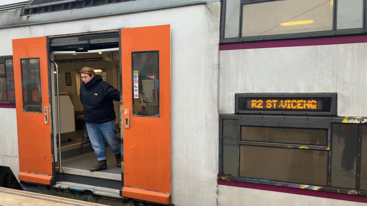 Un tren en Sant Vicenç con destino a Barcelona.