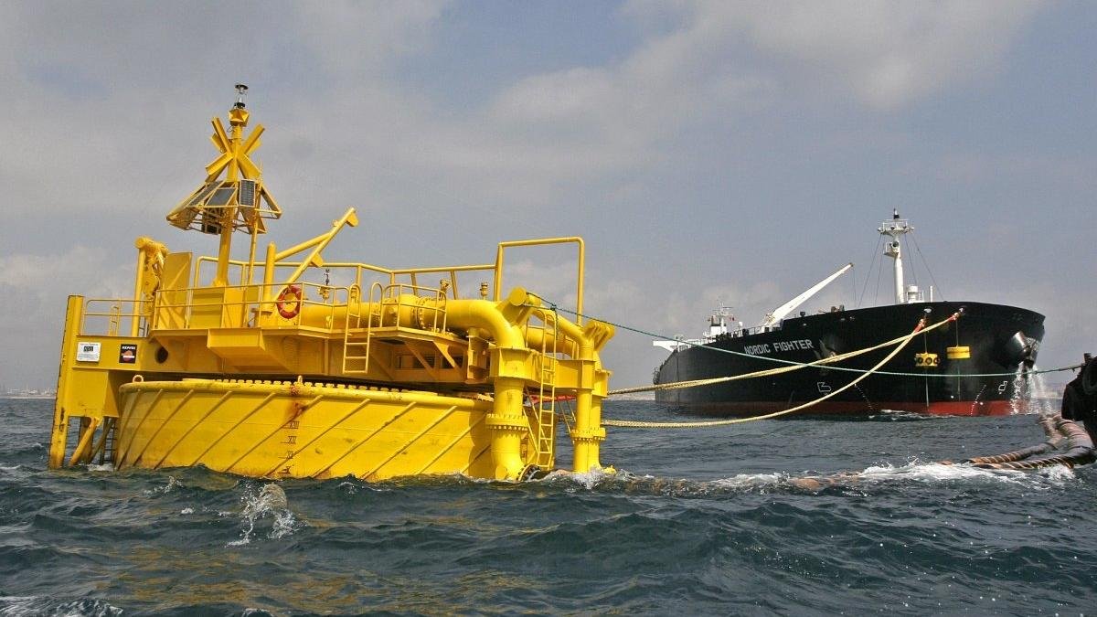 Imagen de archivo de la monoboya de Repsol, a dos millas náuticas de Tarragona.