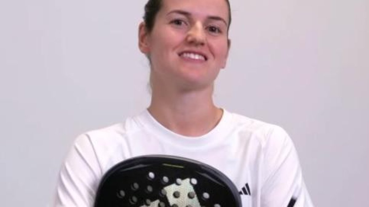 Ari Sánchez, con la camiseta y pala de Adidas.