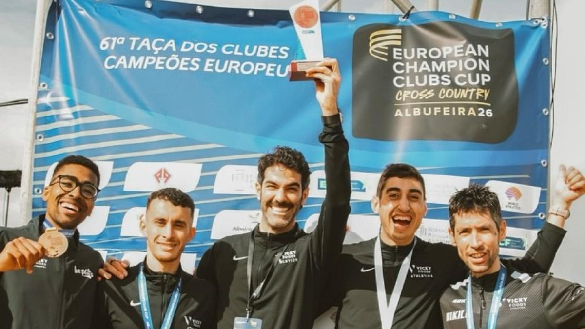 Abdessamad Oukhelfen, a la izquierda, en el podio junto a sus compañeros del Vicky Foods Athletics.