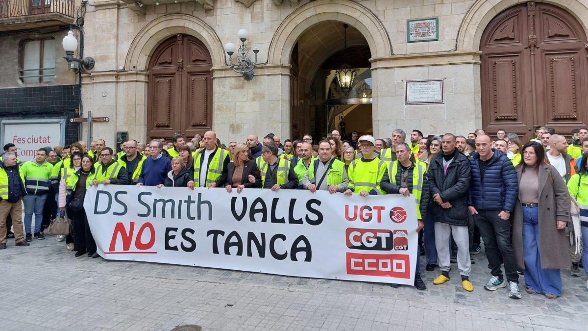 Trabajadores de DS Smith concentrados en la Plaça del Blat de Valls.