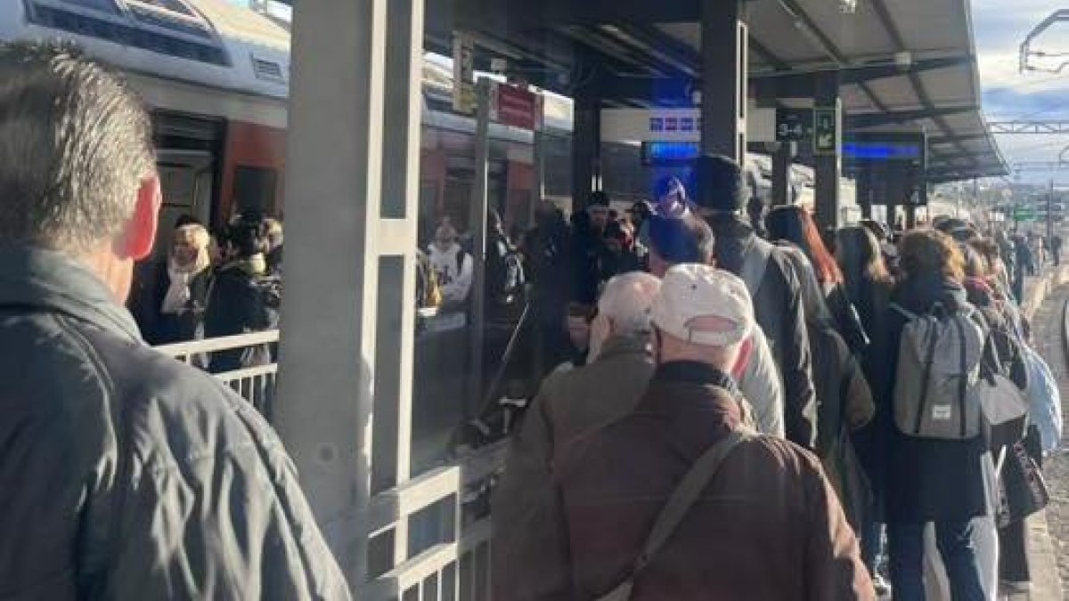 La estación de Vilanova llena de usuarios.