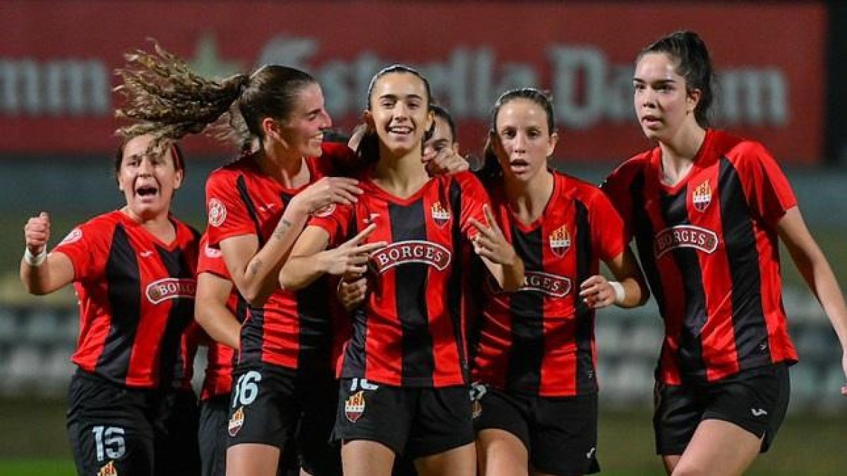 Anna Amato, en primer término, celebra uno de sus goles con sus compañeras del Reus.