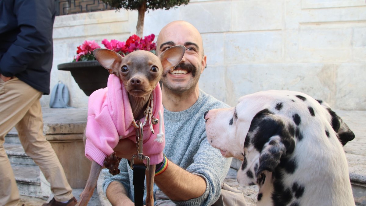 El propietario de un perro, durante la presentación de la iniciativa, este martes