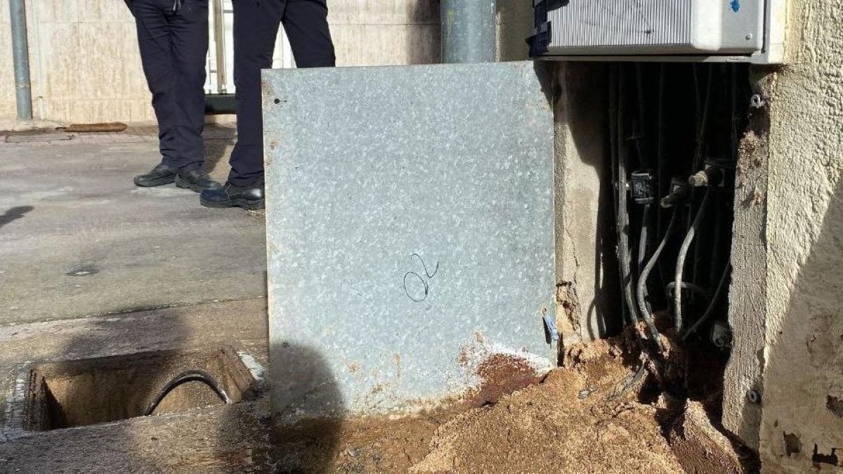 Una de las arquetas manipuladas en el barrio Mas Pellicer