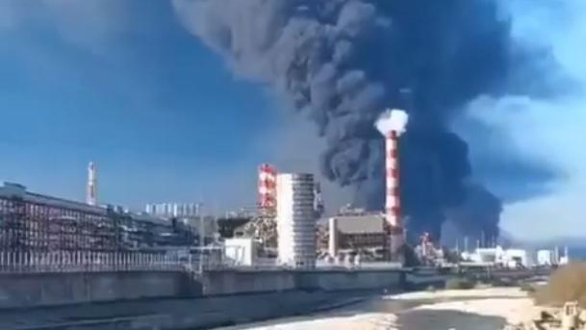 Ucrania informa de ataques a una refinería y dos buques de desembarco rusos