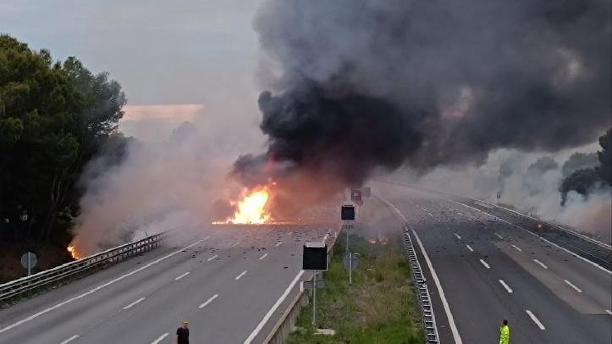 Reabierta parcialmente la AP-7 tras el incendio de dos camiones en