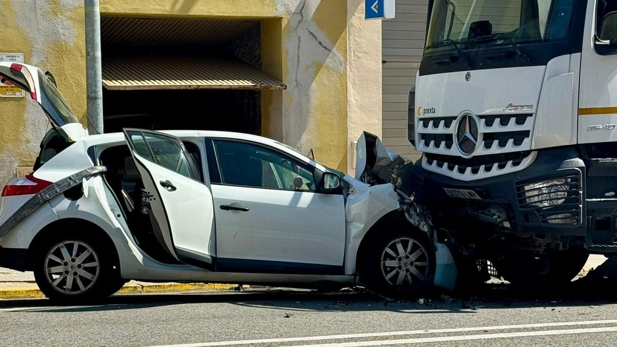 Accidente en L'Arboç: chocan un camión y un coche en la N-340 con dos ...