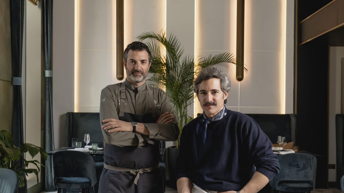 El chef francés Gio Esteve (i) ha convertido la vida del artista Jimmy Millán en una degustación