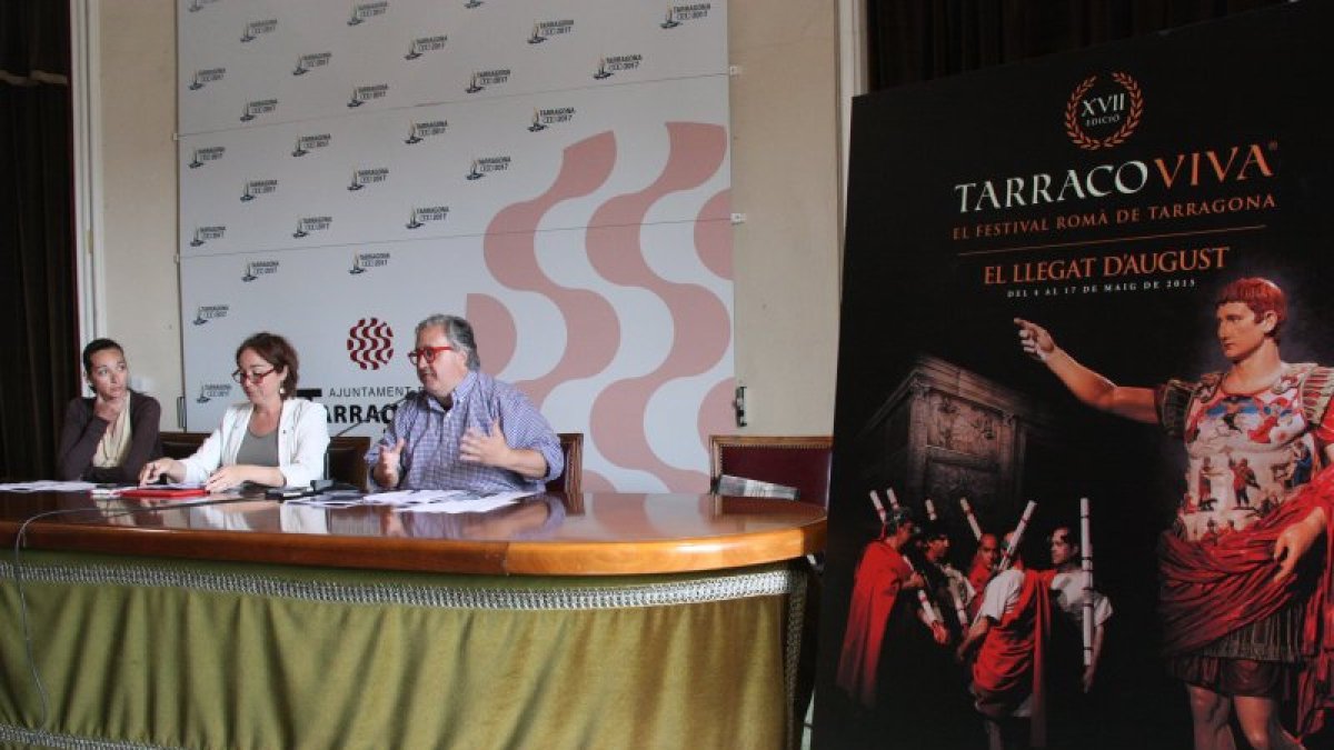El director del festival, Magí Seritjol, acompanyat de la tinent d'alcalde de Cultura, Begoña Floria, i de la regidora de Comerç i Turisme, Patricia Anton, durant la presentació de Tarraco Viva, aquest dimecres a l'Ajuntament d