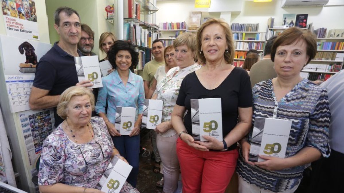 La gran familia que forman propietarios y empleados de la Adserà, con el libro conmemorativo.