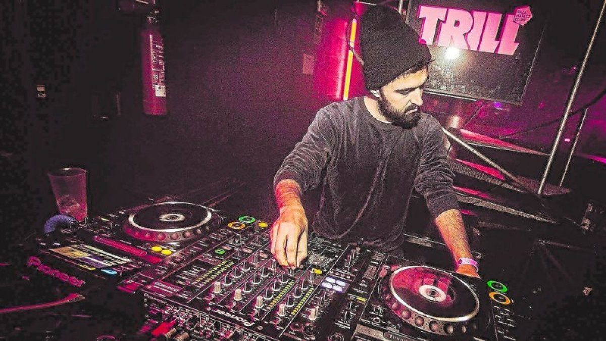El productor y dj Toni Ripoll (Tarragona, 34 años), durante una sesión en la Sala Razzmatazz, donde es residente. En el Sónar actuará en representación del colectivo Trill.