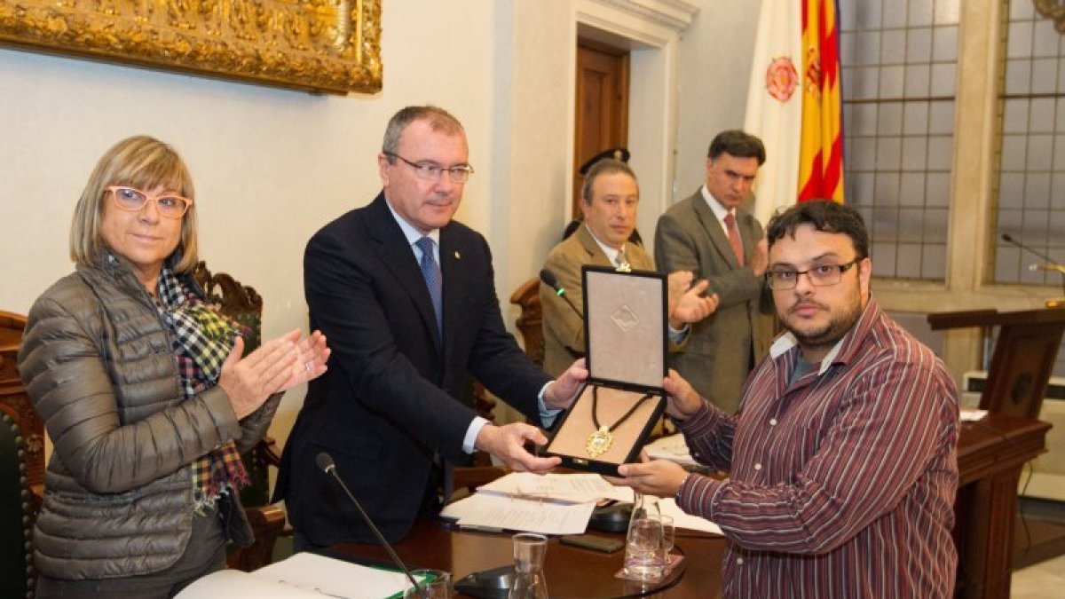 Momento en el que el hijo de Jaume Amenós recogió la Medalla de la Ciutat concedida a su padre.
