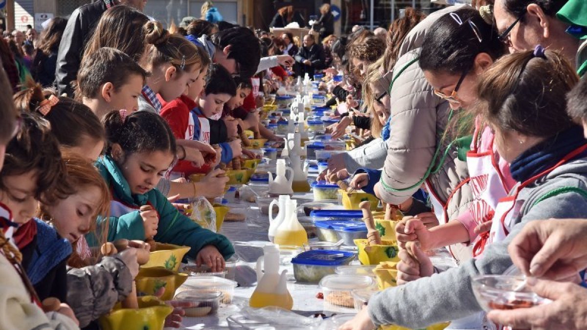 La exhibición de xatonaires infantiles es uno de los actos más simbólicos de la fiesta.
