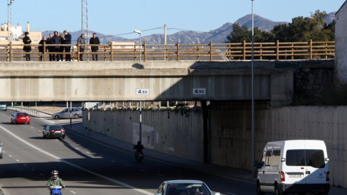 Càrrecs polítics i tècnics de la Generalitat i l'Ajuntament de Tortosa sobre el pas elevat de la C-12, aquest dilluns al migdia.