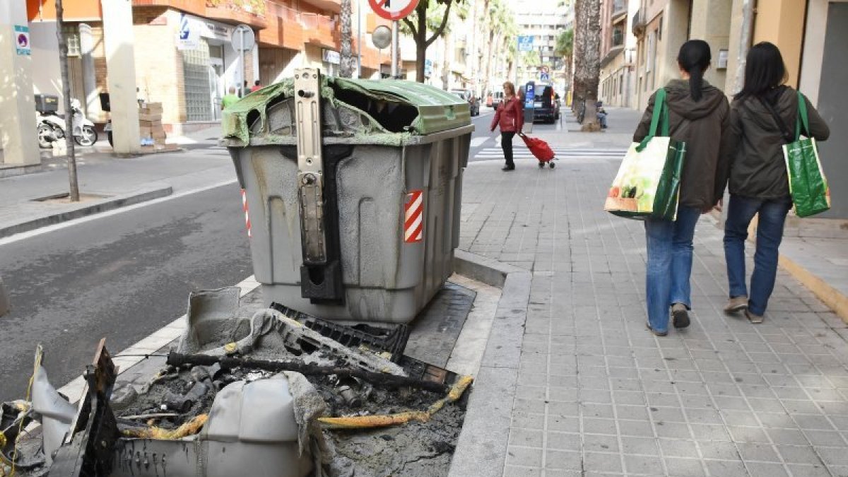Imagen de uno de los muchos episodios de contenedores quemados de este año en Reus.