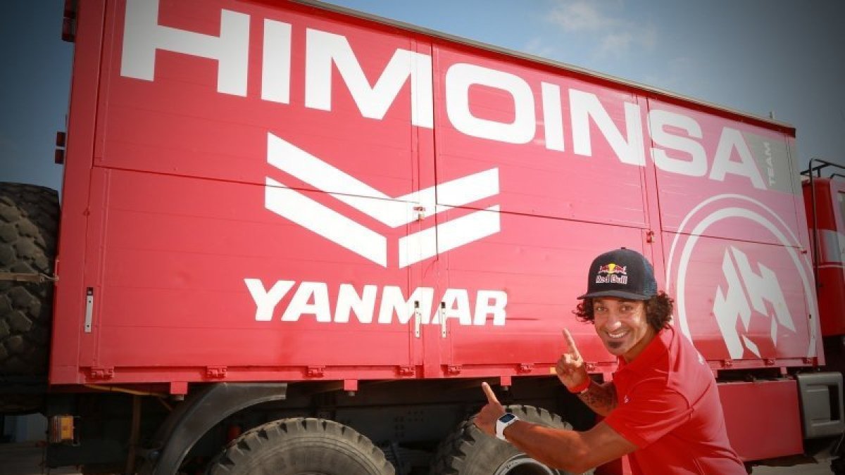 Cervantes, junto al camión de asistencia del equipo Himoinsa con el que acudirá al Dakar.