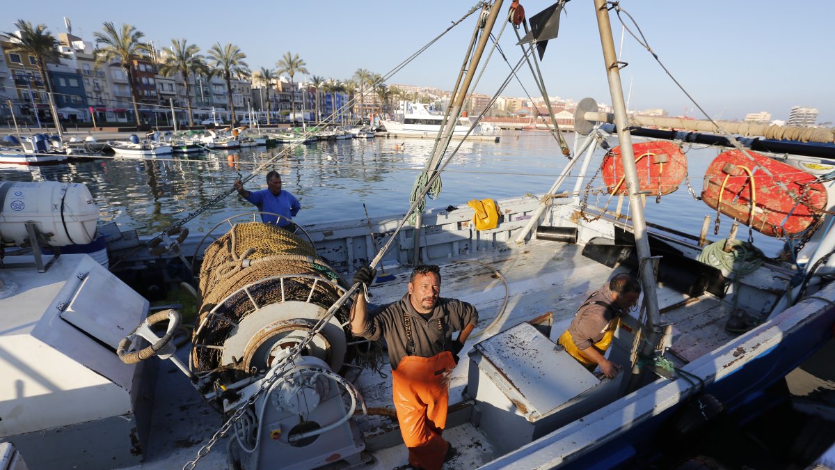 Ramón Núñez, a bordo de la barca 'Verge del Mar', poco después de atracar en el Serrallo.