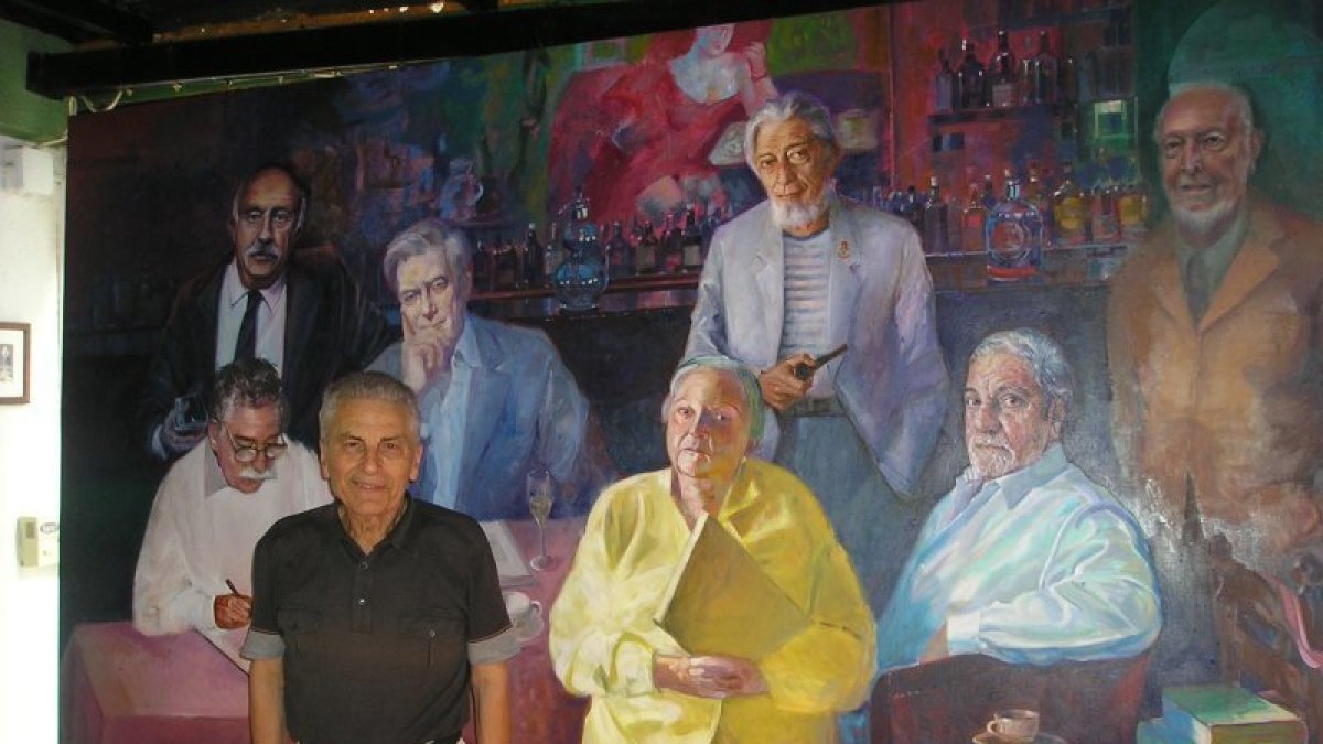 Giorgio Serafini junto al cuadro que ha impulsado y que recoge el pasado literario de Calafell.