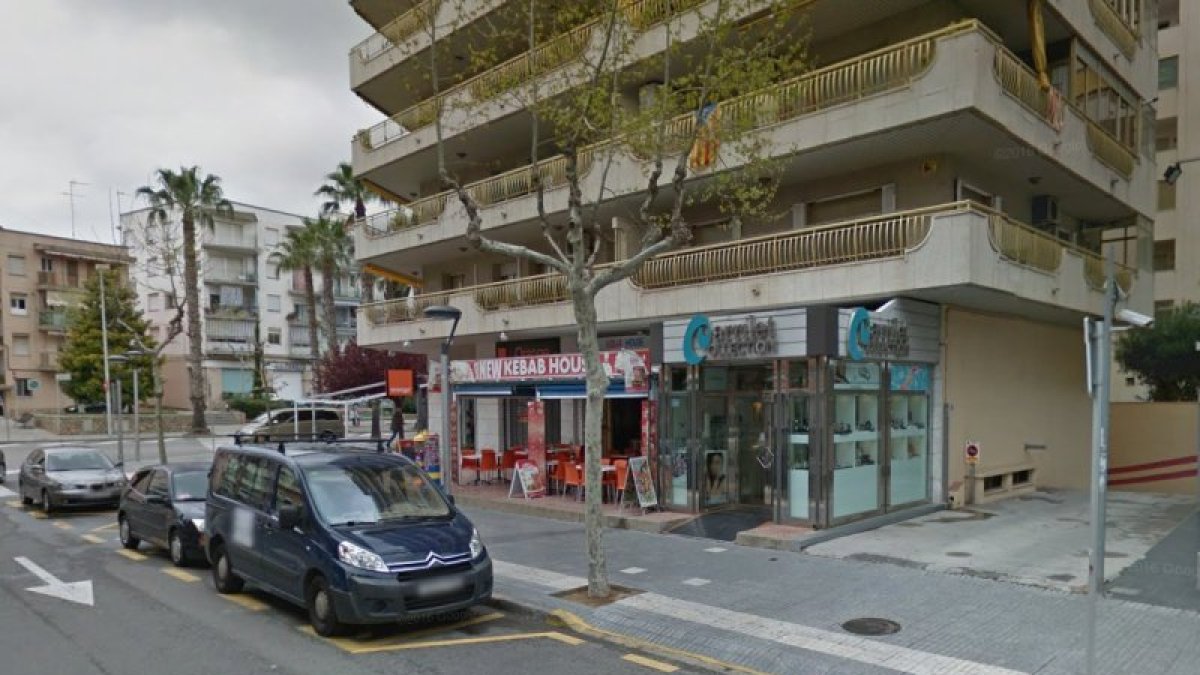 Imagen de la fachada del negocio asaltado esta madrugada en Salou