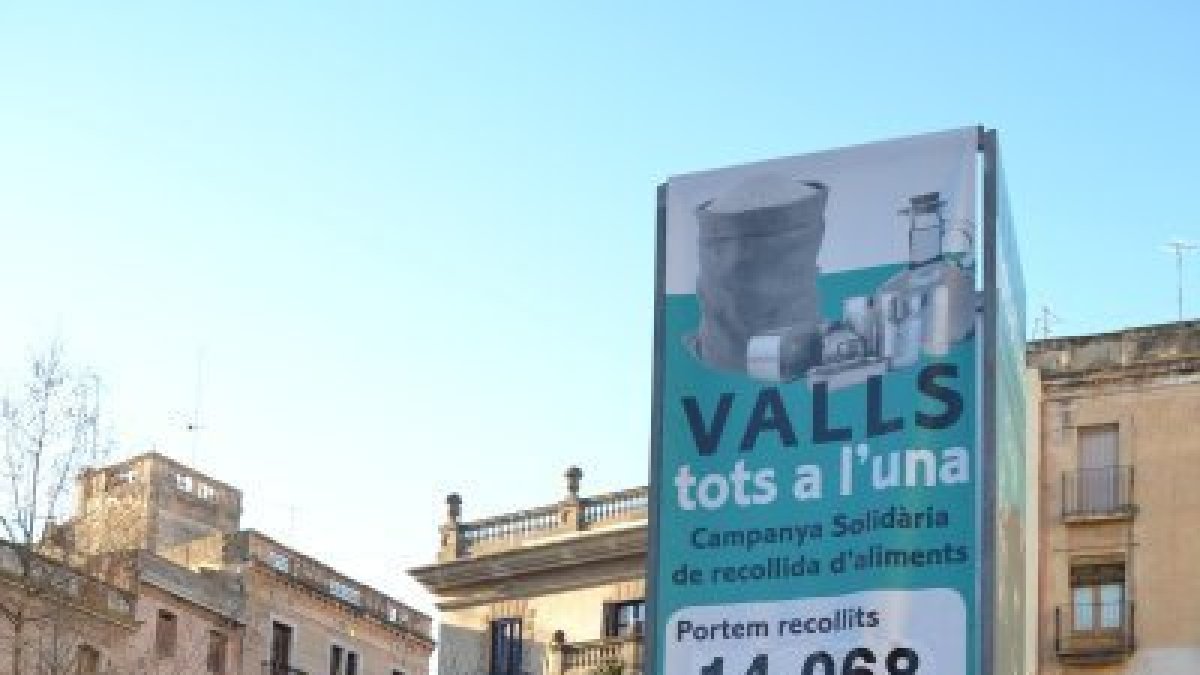 Batet, Turull i Sancho mostren el nombre de quilos d'aliments recaptats durant la quarta edició de la campanya solidària.