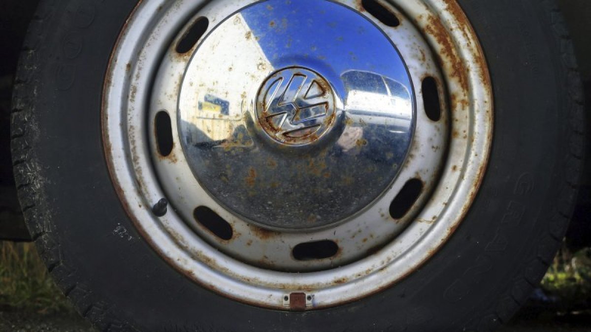 Una llanta oxidada de un coche modelo Volkswagen Beetle en un taller de Kaufbeuren, en Alemania.