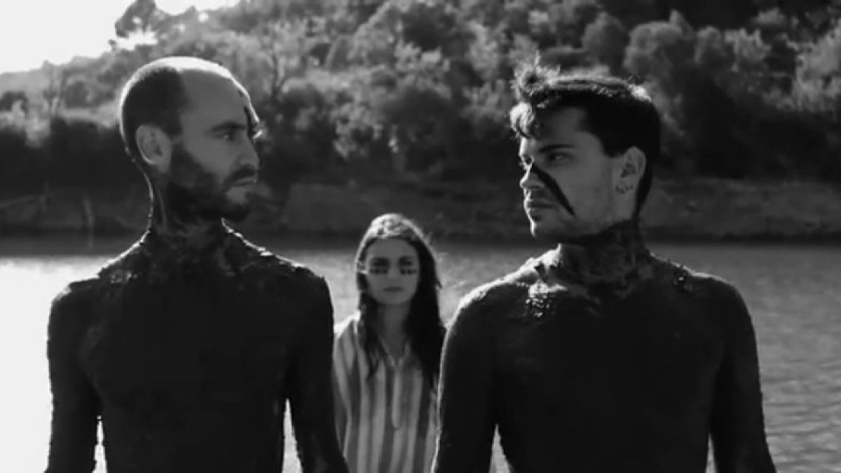 Un instante del clip de 'Ritual', el nuevo vídeo del trío Dear