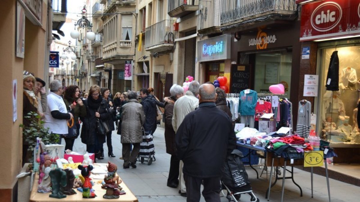 Els comerciants de la Cort amb taules al carrer per mostrar els seus productes.