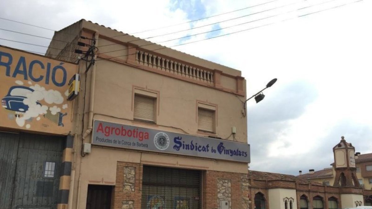 Façana de l'antiga agrobotiga, on ara s'instal·larà la Penya Barcelonista de Montblanc.