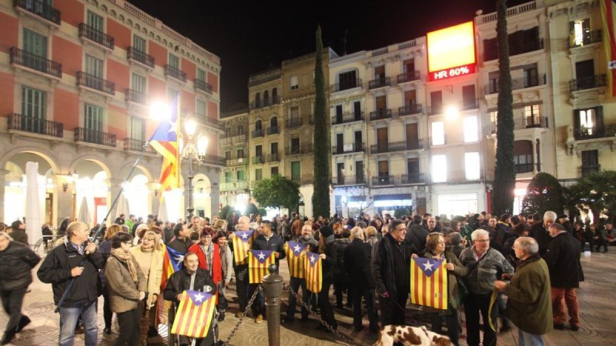 Unas 200 personas se concentran en Reus en un acto convocado por la ANC pidiendo un acuerdo entre JxSí y la CUP.