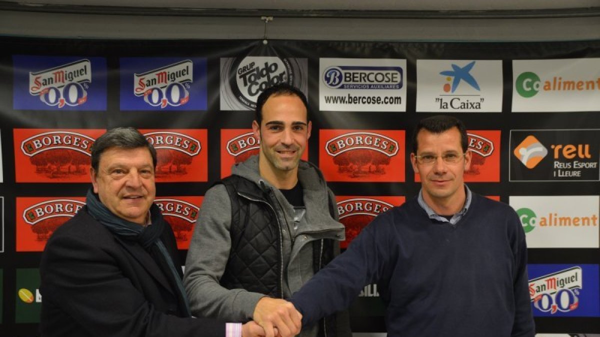 Rubén, en el centro, ayer junto al presidente Xavier Llastarri y el director deportivo Sergi Parés.