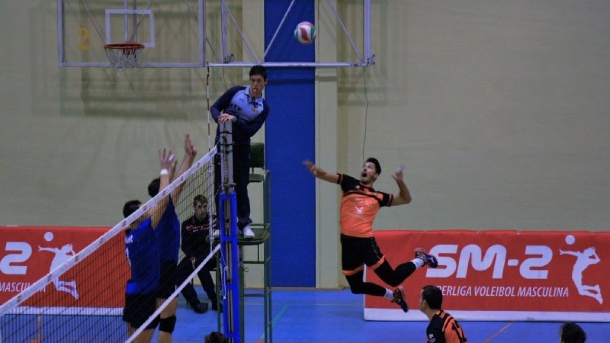 El jugador tarraconense de voleibol David Domènech, que actúa de opuesto, salta para rematar, en un partido de su equipo, el Hotel Río Carnaval de Badajoz.