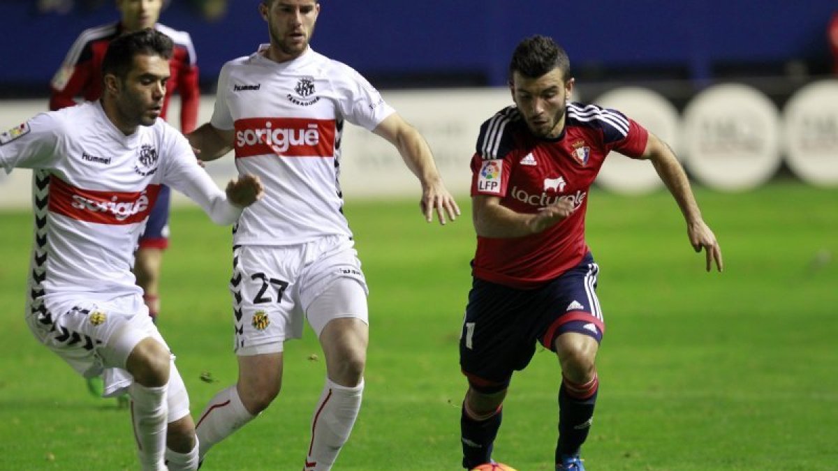 Bouzón y Calavera persiguen de cerca a un jugador del Osasuna ayer en el encuentro disputado en El Sadar.