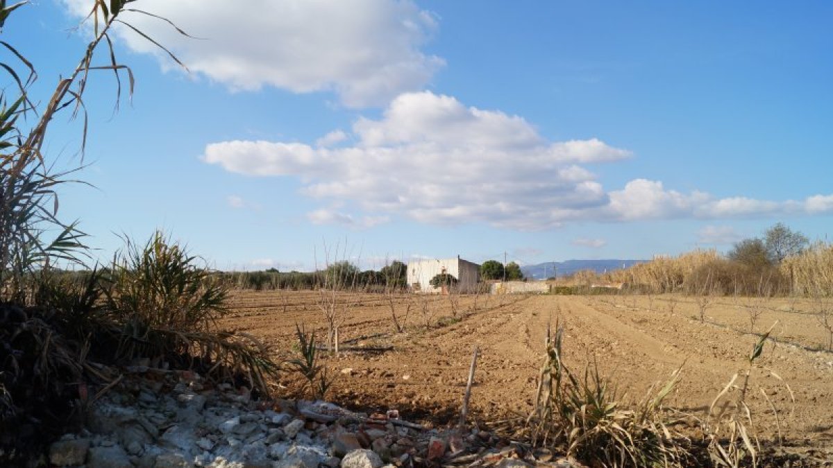 Imatge del Mas de Serapi amb l´edifici del segle XIX, una de les primeres aturades en aquesta travessia a través de l´entorn de Constantí de sis quilòmetres.