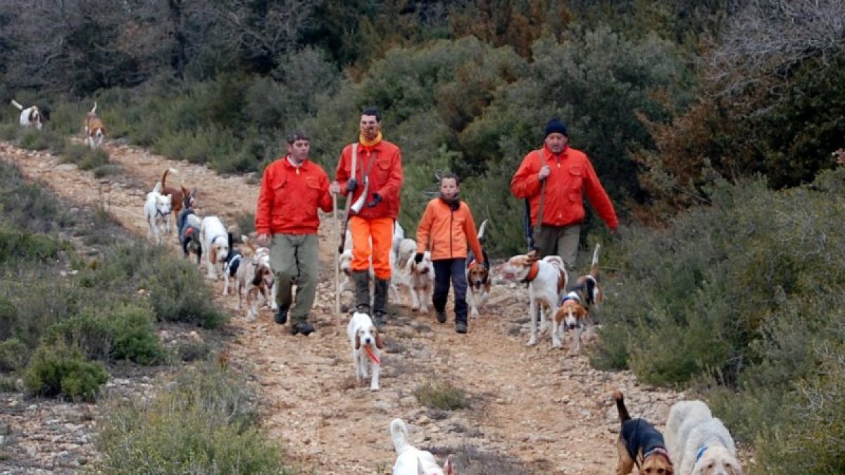 Un grup de caçadors, aquest dissabte a Santa Coloma de Queralt, anant a caçar porcs senglars.