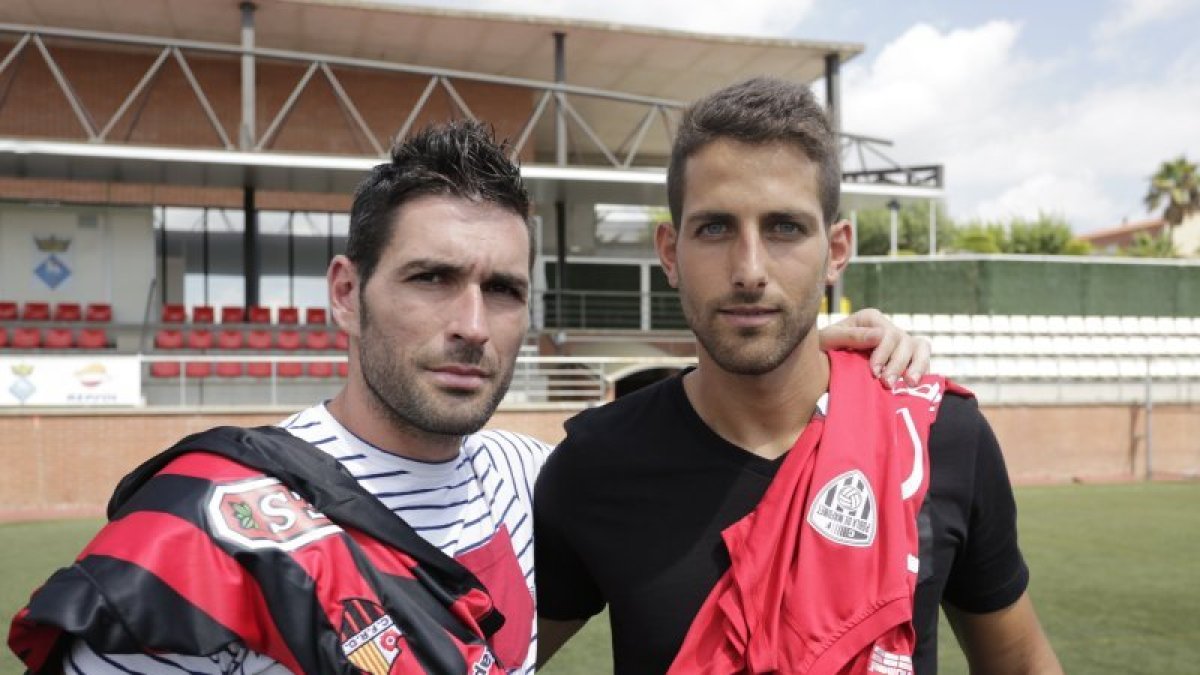 Los capitanes Jaume Delgado (CF Reus) y Denis Coch (Pobla) se vieron las caras en el césped del municipal poblense.