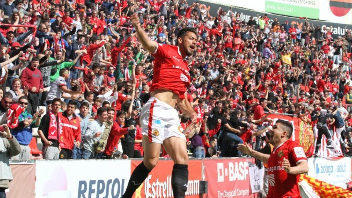 Pablo Marí celebrando el gol que marcó en el Nou Estadi frente al CF Reus.