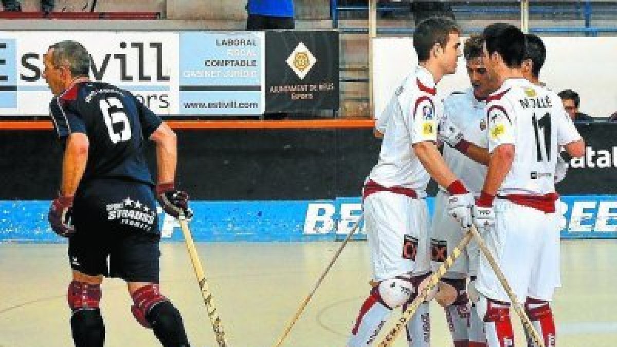 Los jugadores del Reus, a la derecha, celebran un gol durante esta temporada.