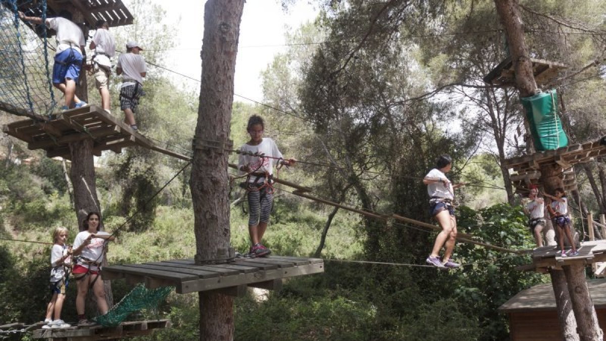 Una niña saltando desde una tirolina del circuito para mayores de 6 años a 1,5 metros de altura respecto al suelo.