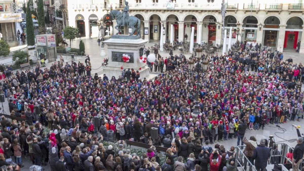 Vista panoràmica que oferia la plaça Prim ahir al matí, durant la cantada de la Nadala a càrrec dels escolars.