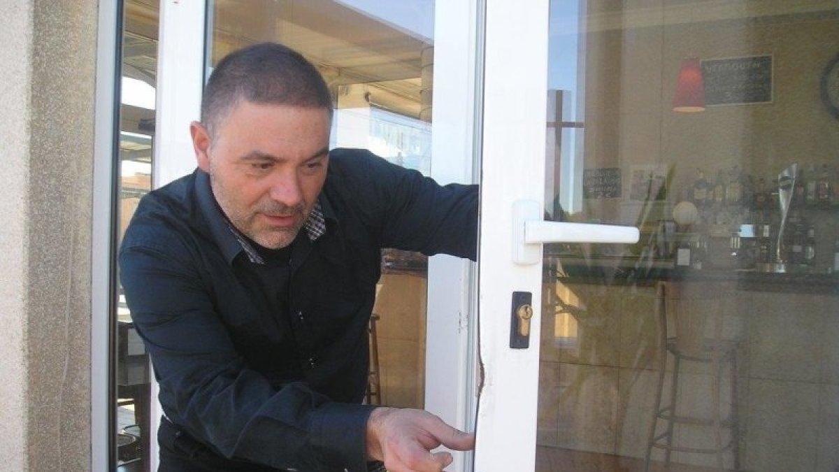 Miguel Angel Moreno muestra los daños en la puerta que fue forzada el pasado domingo.