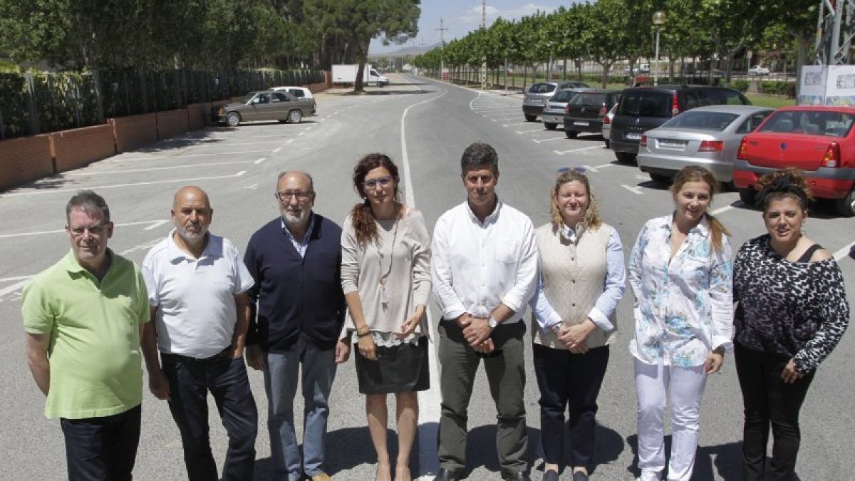 Dalmau compareció junto a su equipo en la avenida Charles Darwin.