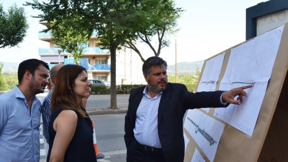Albert Batet i la regidora d´Actuacions Públiques, Judit Fàbregas, mirant els plànols de l´obra.