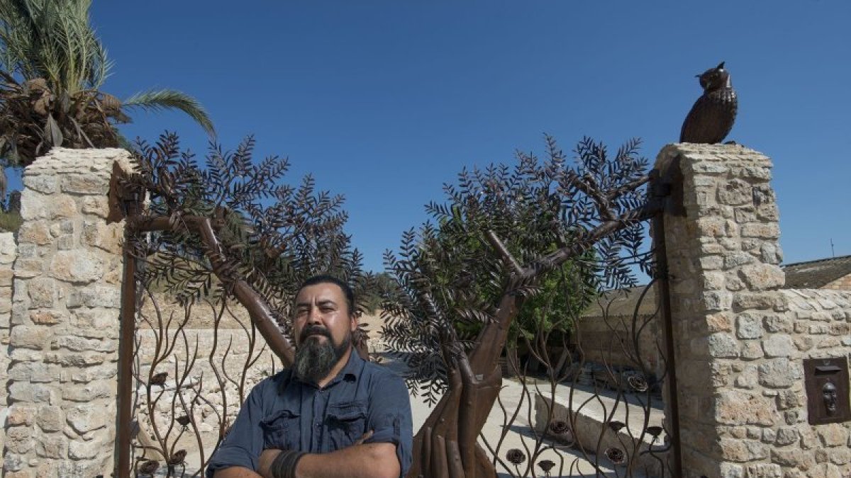 En la imagen el forjador chileno afincado en Móra d´Ebre, José Miguel Flores.
