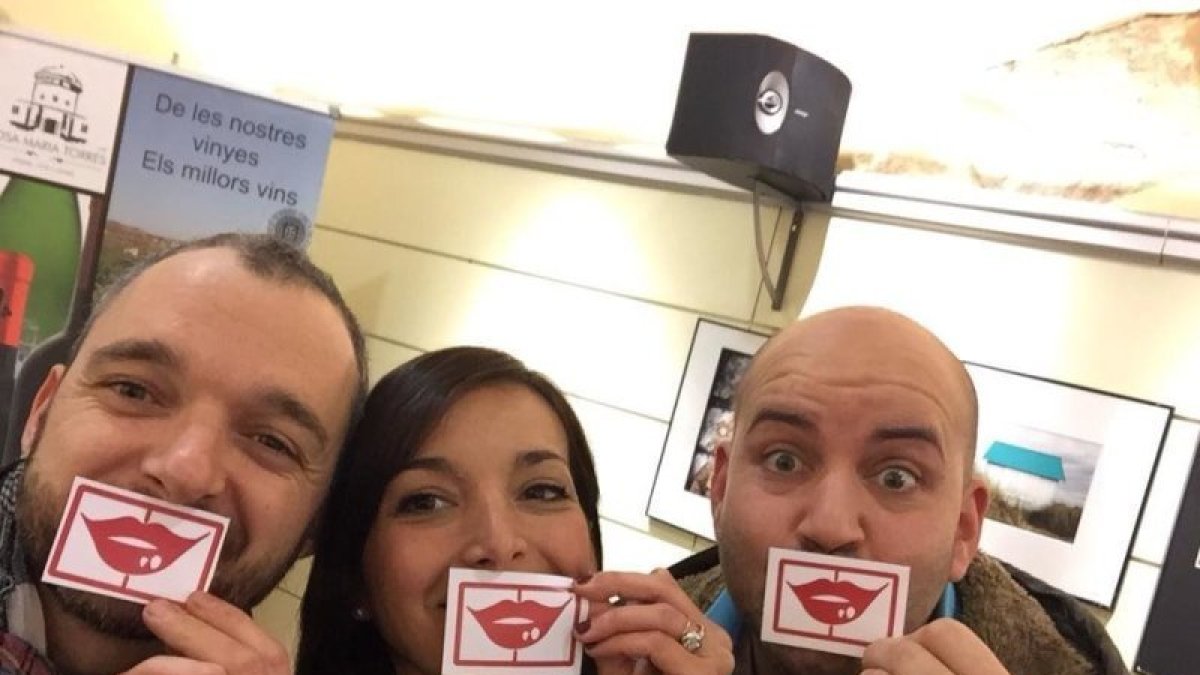 Los representantes de los restaurantes y la concejal, ayer en la presentación de la campaña.