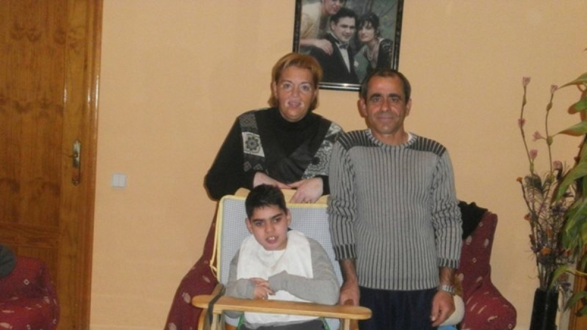 Aaron i els seus pares, Yolanda i Reinaldo, a casa seua, al nucli de Jesús i Maria (Deltebre).