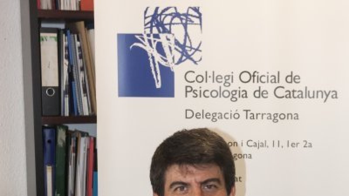 Jaume Descarrega en la delegación de Tarragona del Col·legi de Psicologia de Catalunya, de la cual es presidente.
