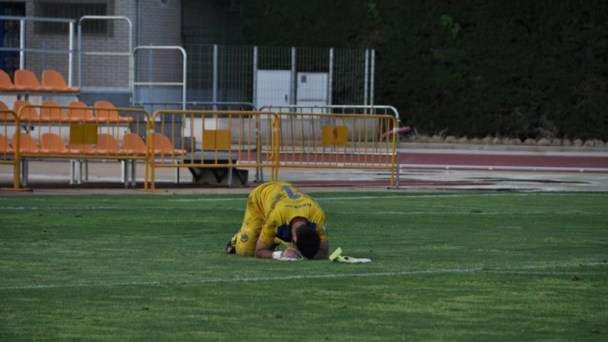 El portero del Ascó, Sergi Fuertes, mostrando su decepción.