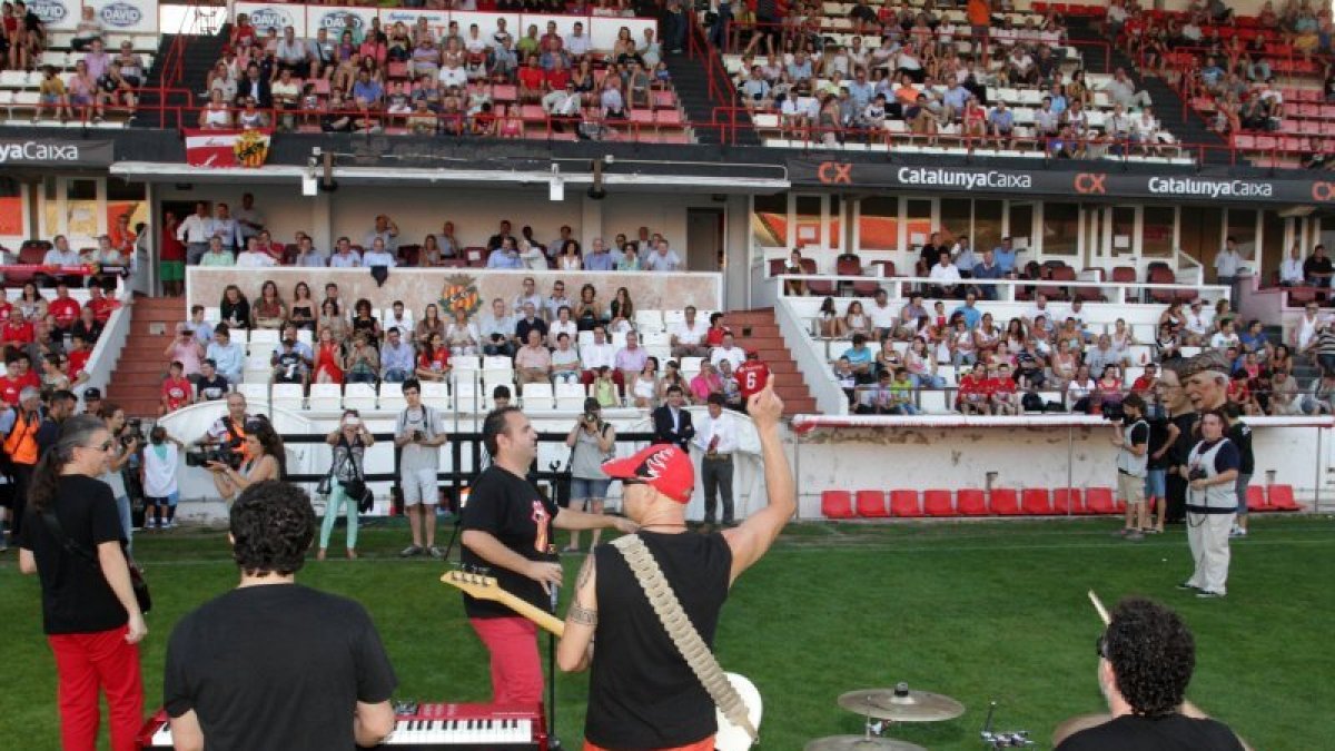 Domingo García y su banda, Cat Rock, interpretaron una versión rockera del himno oficial en el partido del centenario ante el Sevilla.