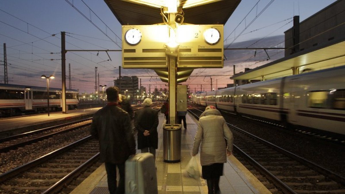 El andén entre las vías 2 y 4 es uno de los que se remodelará y ampliará considerablemente.